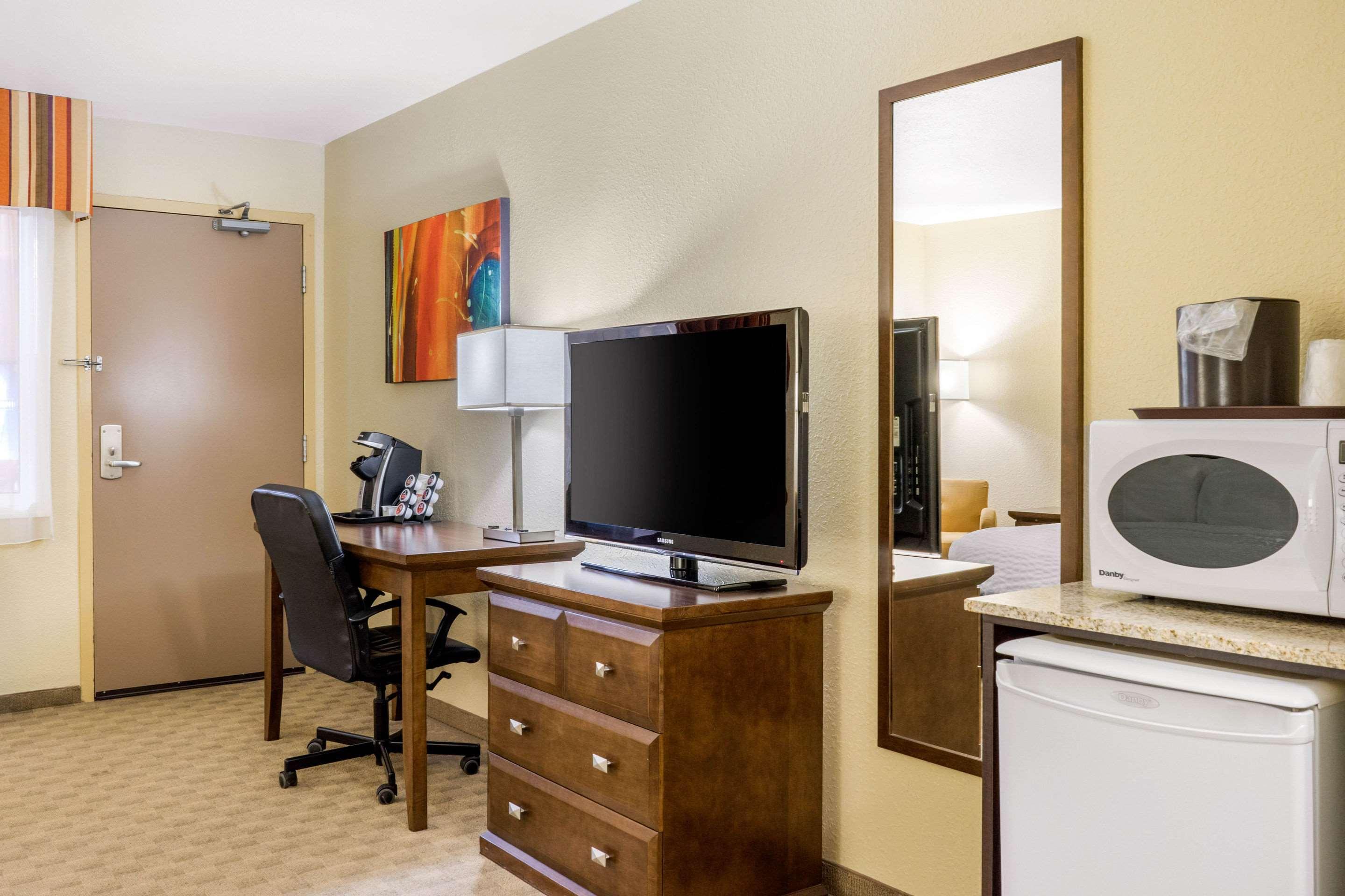 Quality Inn & Suites Winkler Екстериор снимка