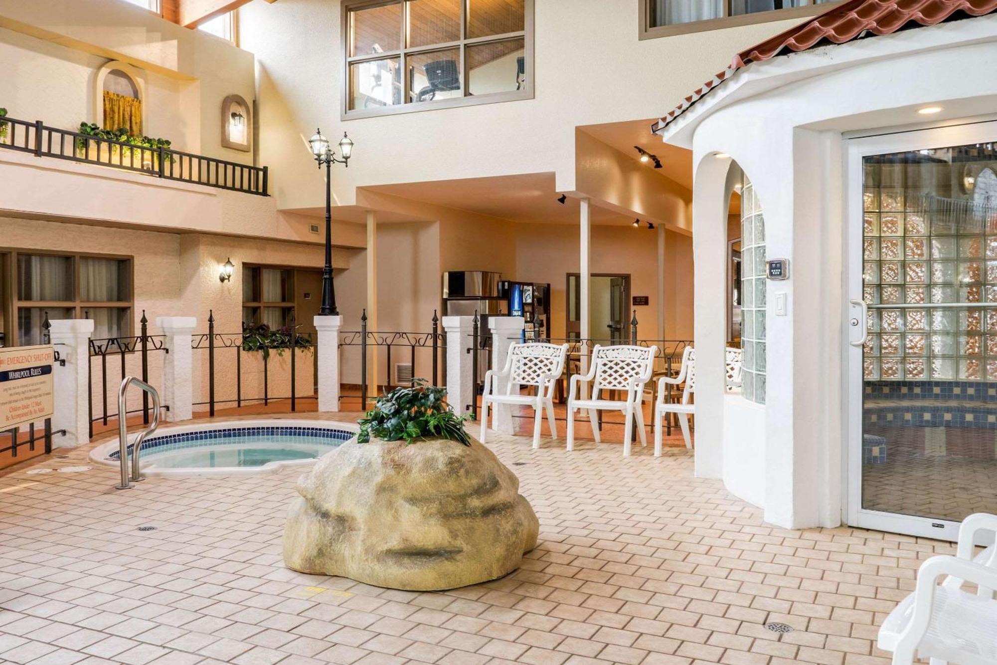 Quality Inn & Suites Winkler Екстериор снимка